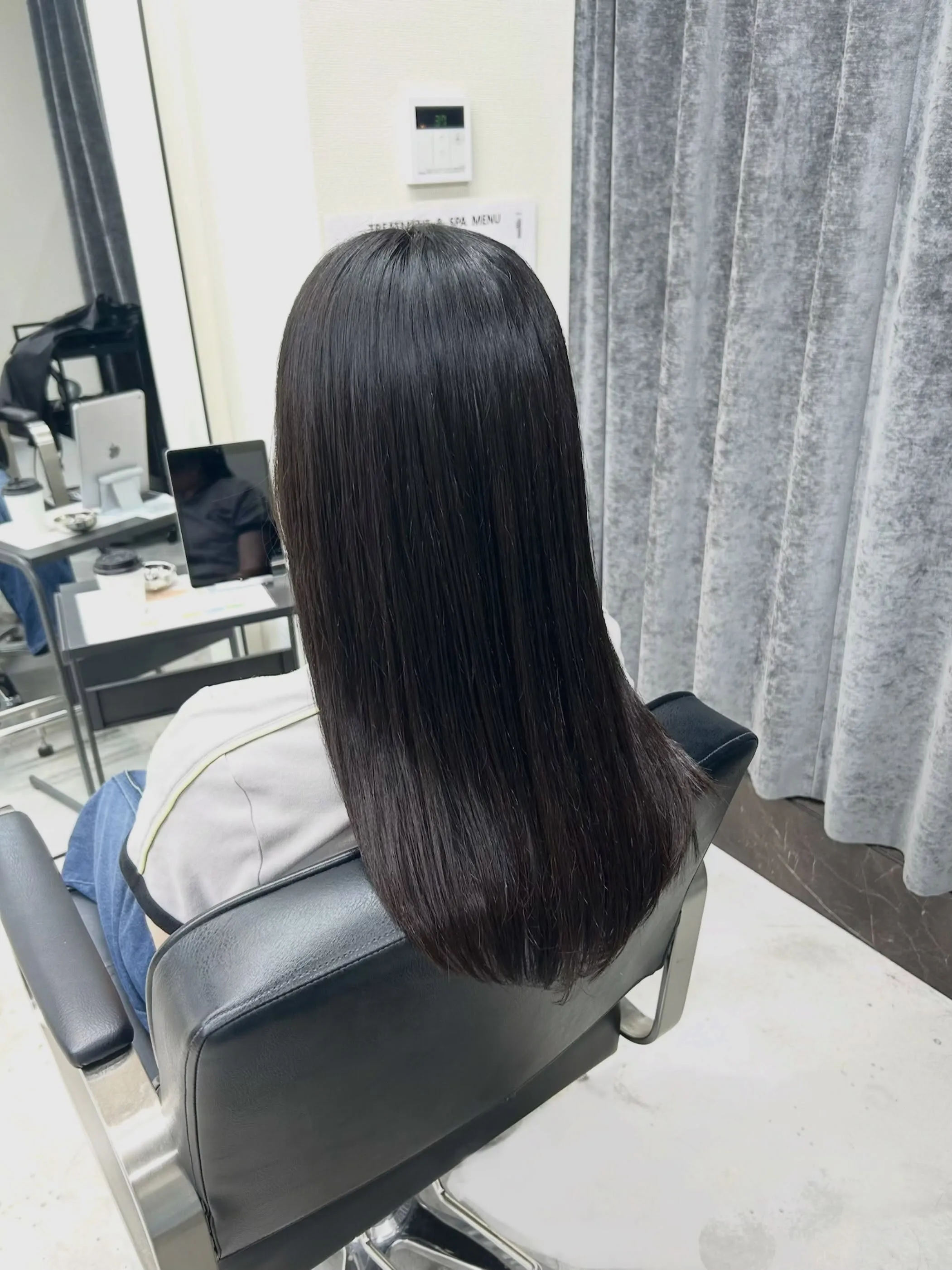 まとまりのあるツヤ髪ストレート